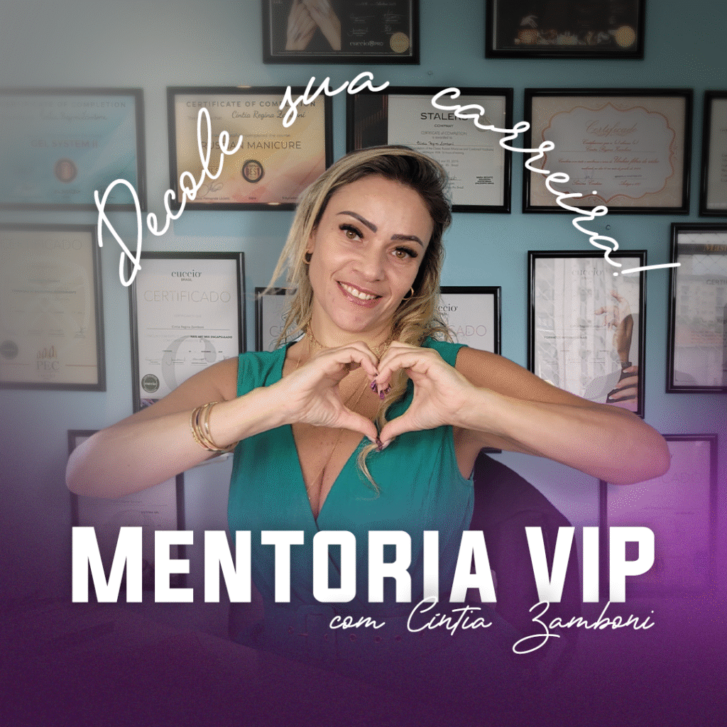 Mulher loira de cabelos curtos, fazendo o formato de coração com suas mãos. Atrás dela aparecem vários certificados que ela já tem.