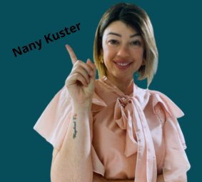 Foto de Nany Kuster sorrindo, apontando para cima com seu indicador direito, num fundo verde.