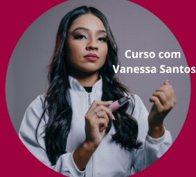 Mulher de cabelos longos, usando um jaleco branco lixando suas unhas.