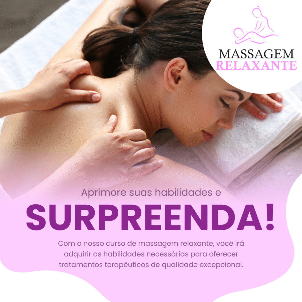 Mulher sem blusa deitada de bruços, relaxada sendo massageada. Sua cabeça está apoiada sobre um lençol branco dobrado e seus cabelos estão presos.