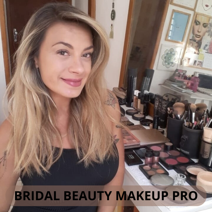 Mulher loira de cabelos soltos com um leve sorriso no rosto, usa uma blusa azul. Atrás dela há vários materiais e produtos para maquiagem. Há a seguinte descrição abaixo dela: Bridal Beauty Makeup Pro.