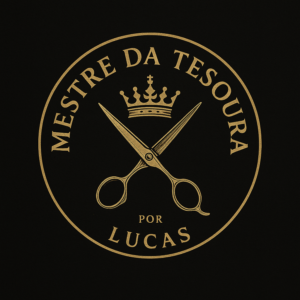 "Logotipo circular em fundo preto com detalhes em dourado. No centro, há uma tesoura de cabeleireiro estilizada com as lâminas abertas em formato de 'X'. Acima da tesoura, há uma coroa dourada detalhada, representando excelência e autoridade na área. Ao redor, dentro do círculo, está escrito 'MESTRE DA TESOURA' na parte superior e 'POR LUCAS' na parte inferior, ambos em letras maiúsculas douradas elegantes, transmitindo sofisticação e profissionalismo."