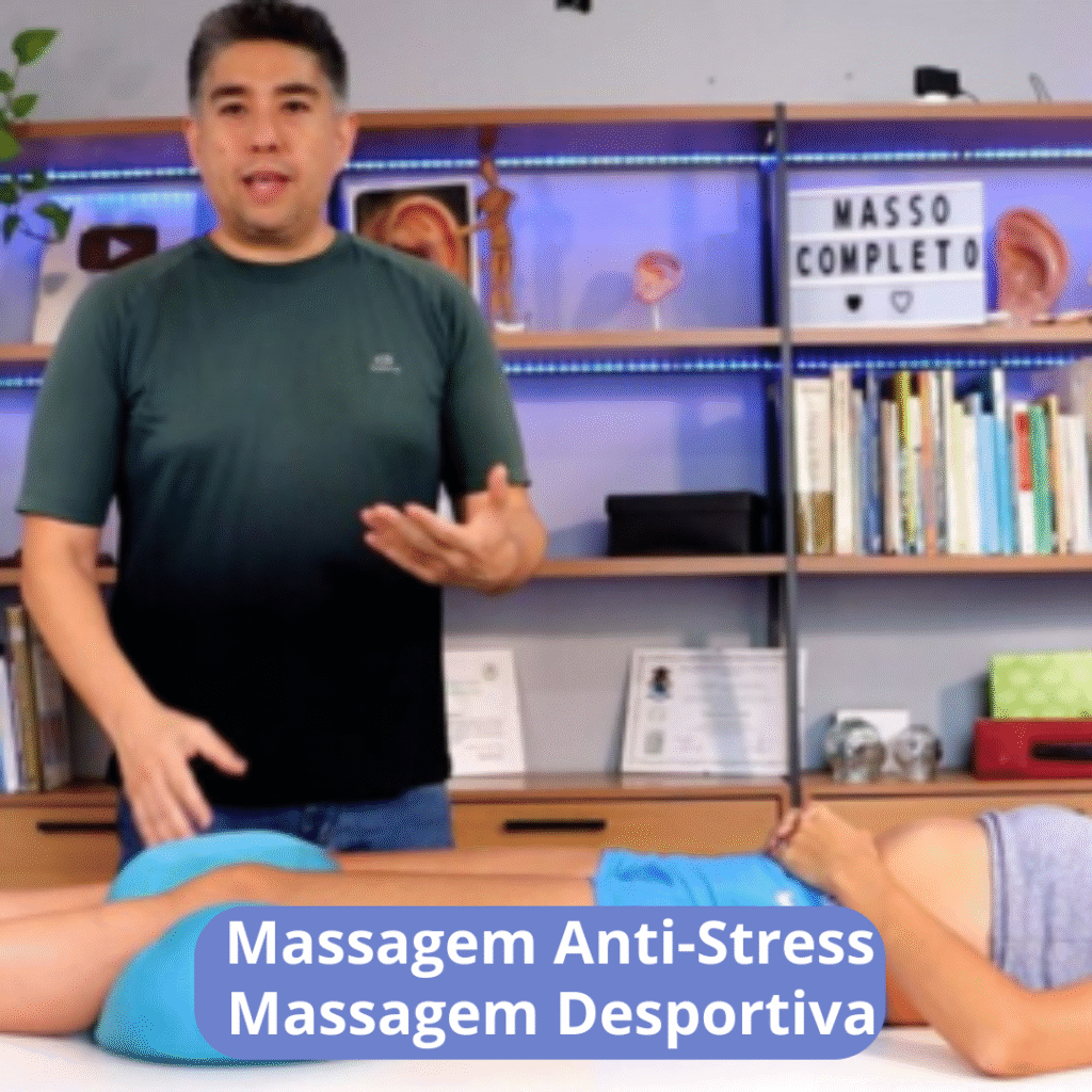 Homem olhando pra frente como se estivesse explicando algo. Em sua frente uma maca com uma mulher deitada com a barriga pra cima. Atrás dele aparece uma estante com vários livros e certificados. Abaixo da imagem aparece a seguinte descrição: Massagem Anti-Stress e Massagem Desportiva.