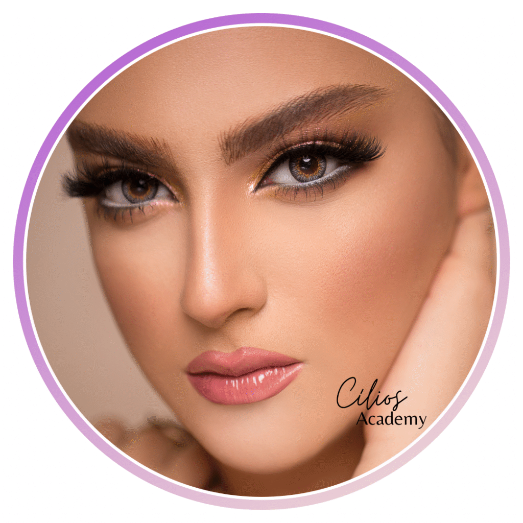 Com fundo branco e um círculo no meio, aparece somente o rosto de uma mulher, muito bem maquiada, com sobrancelhas cheias e largas e belos e grandes cílios. Abaixo do lado direito, há a descrição de "Cílios Academy".