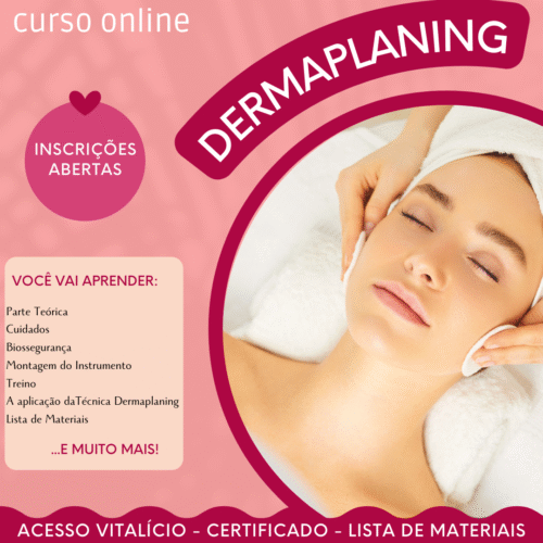 Mulher deitada numa maca, com lençol branco, sem blusa, toalha branca enrrolada na cabeça e duas mãos limpando com algodão seu rosto.